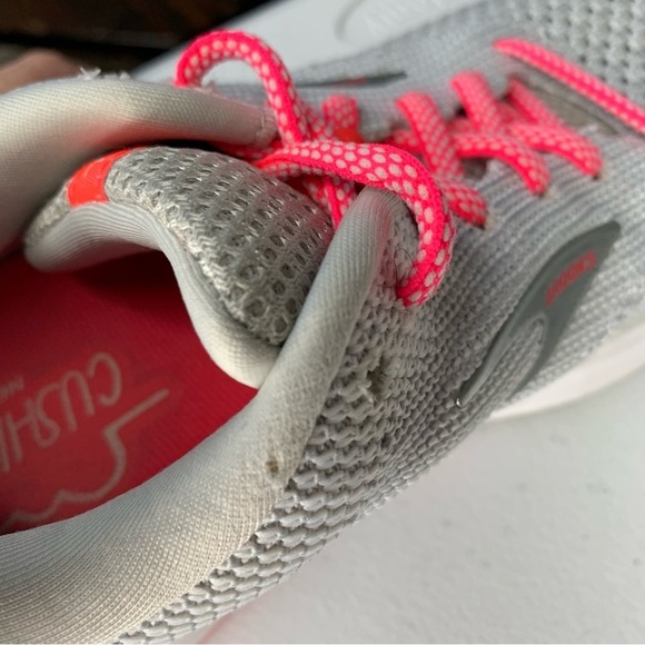 Brooks Revel 2 running/walking shoe light gray white‎ w neon pink laces. Size 9 - Picture 11 of 12